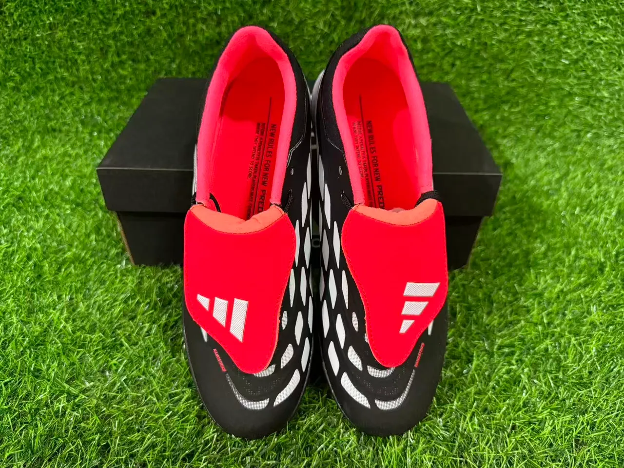 Adidas Predator काला लाल कम-कट सिंथेटिक अपर टर्फ फुटबॉल जूते 4