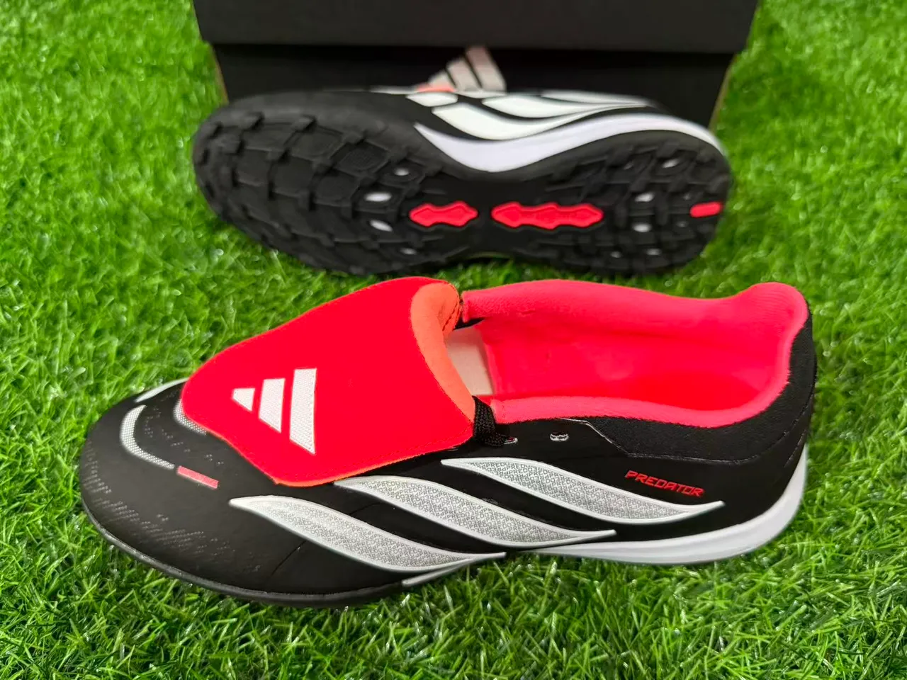 Adidas Predator काला लाल कम-कट सिंथेटिक अपर टर्फ फुटबॉल जूते 5