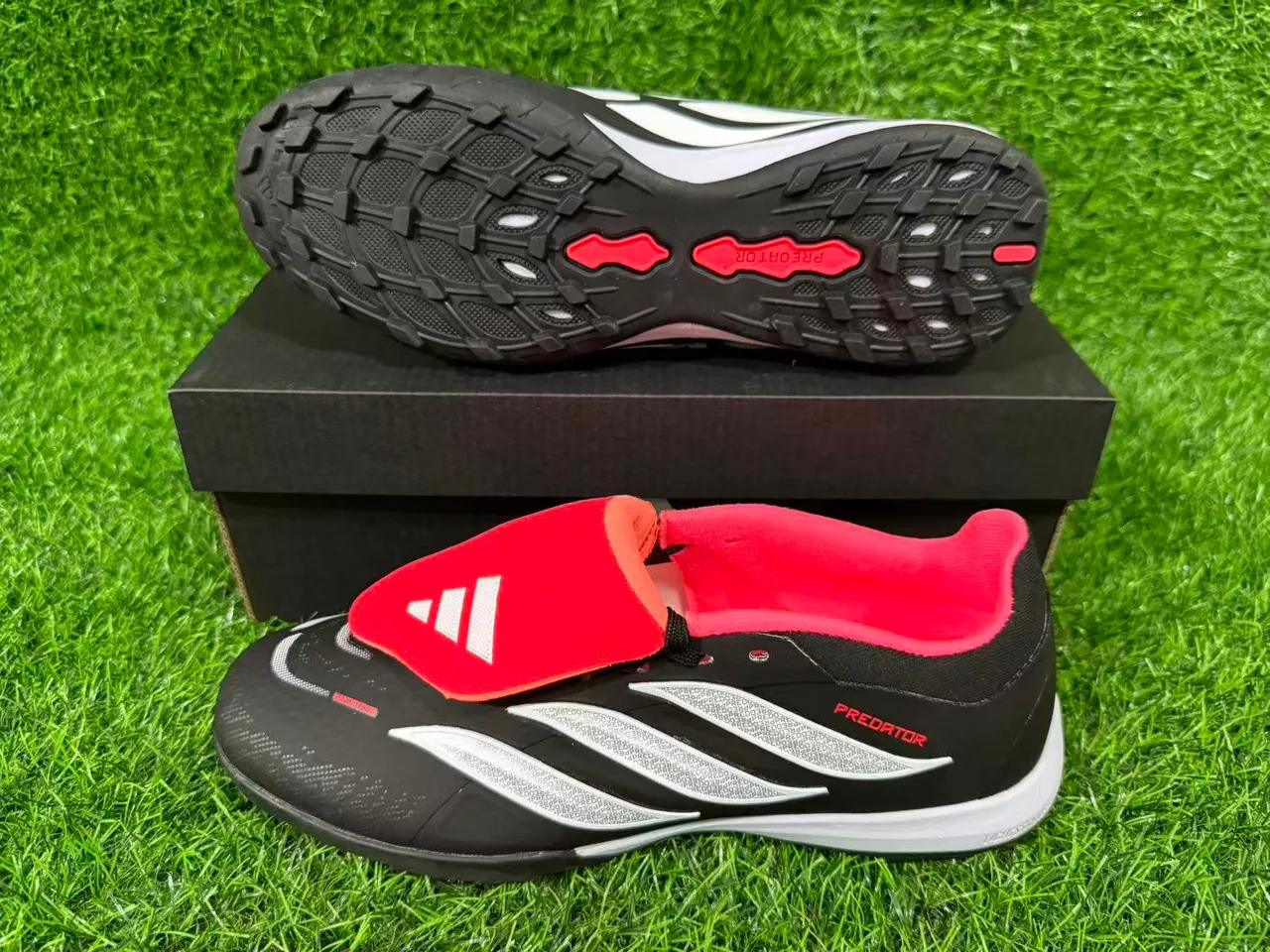 Adidas Predator काला लाल कम-कट सिंथेटिक अपर टर्फ फुटबॉल जूते 6