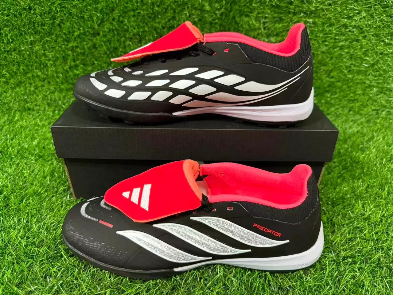 Adidas Predator काला लाल कम-कट सिंथेटिक अपर टर्फ फुटबॉल जूते 7