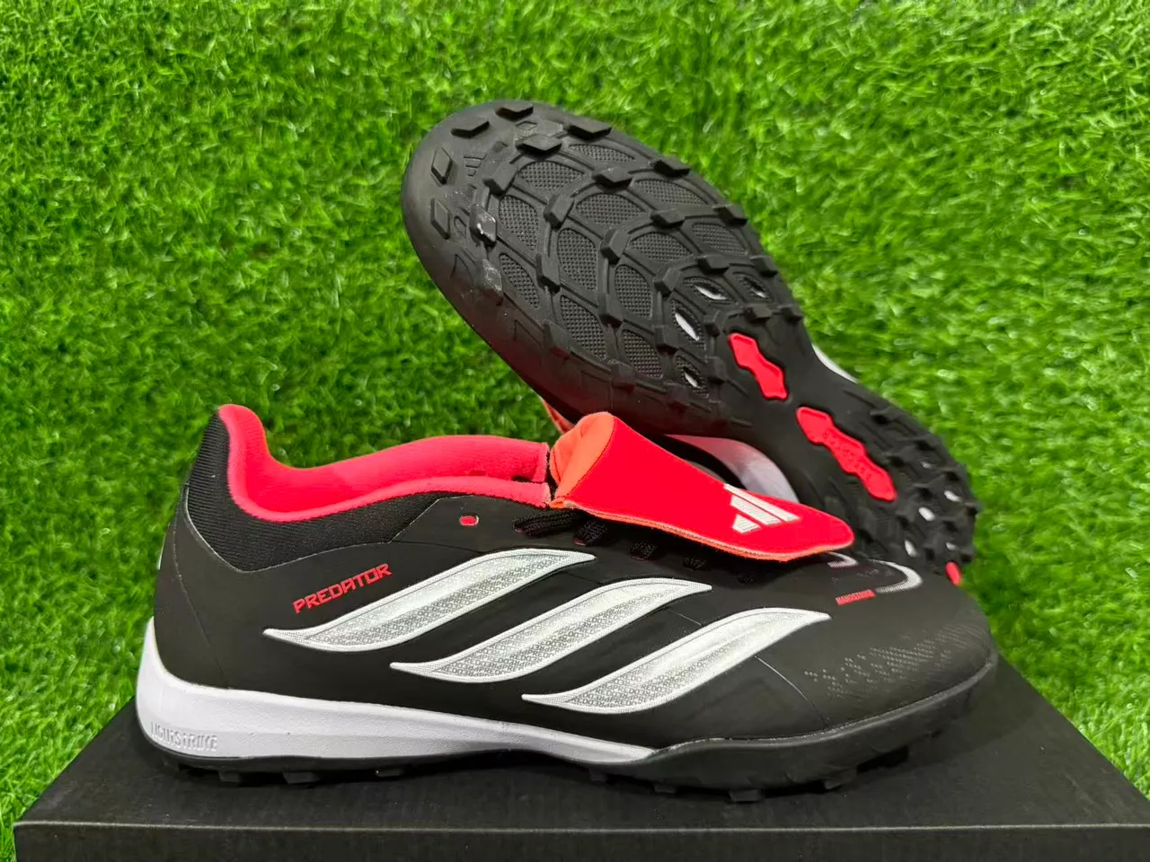 Adidas Predator काला लाल कम-कट सिंथेटिक अपर टर्फ फुटबॉल जूते 9