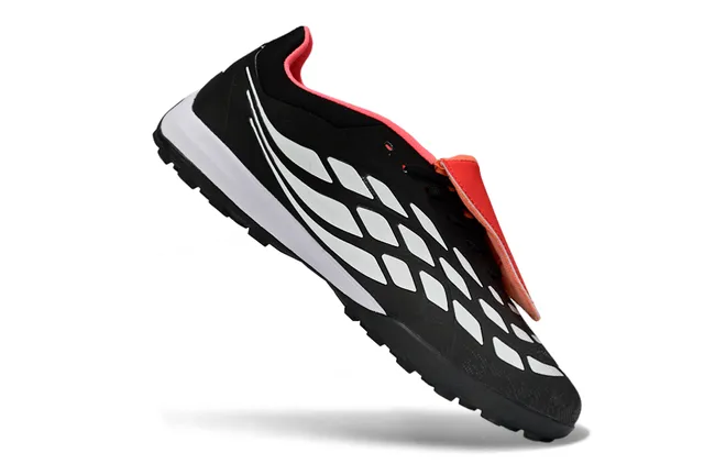 Adidas Predator काला लाल कम-कट सिंथेटिक अपर टर्फ फुटबॉल जूते 10