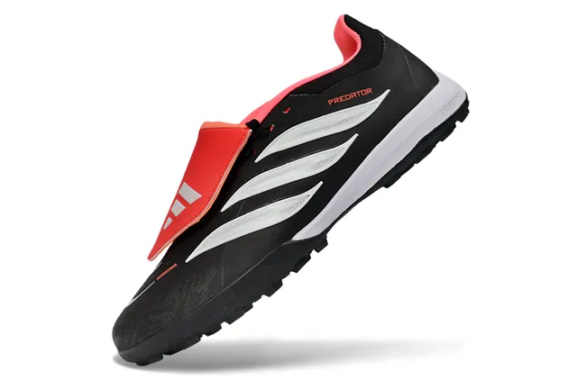 Adidas Predator काला लाल कम-कट सिंथेटिक अपर टर्फ फुटबॉल जूते 11