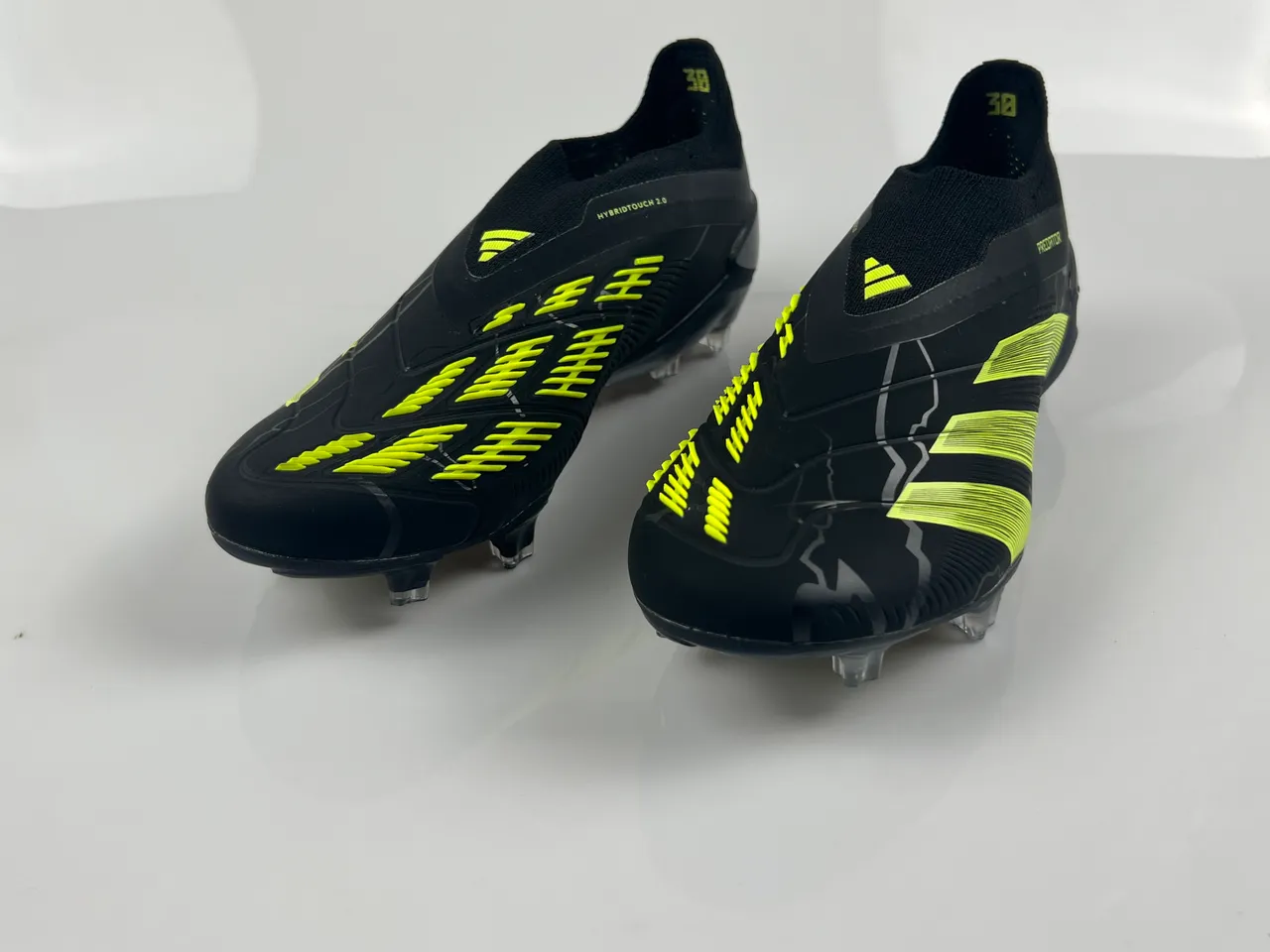 Adidas Predator Negro Amarillo Sin cordones Ajuste de calcetín Superior Acentos rayados neón Suelo firme Zapatos de fútbol 2