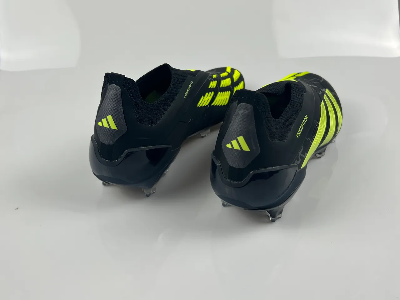 Adidas Predator Negro Amarillo Sin cordones Ajuste de calcetín Superior Acentos rayados neón Suelo firme Zapatos de fútbol 3