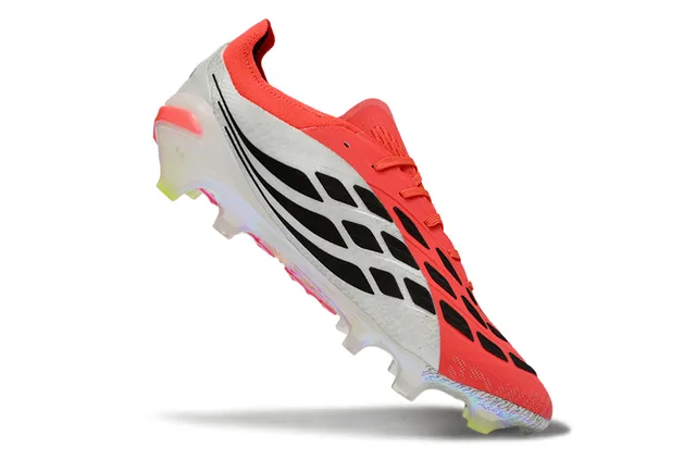 Botas de futebol Adidas Predator vermelho branco low-cut com sola holográfica iridescente para gramado firme 2