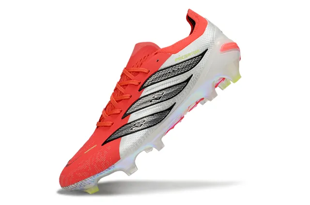 Botas de futebol Adidas Predator vermelho branco low-cut com sola holográfica iridescente para gramado firme 3