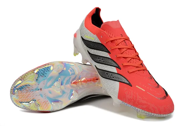 Botas de futebol Adidas Predator vermelho branco low-cut com sola holográfica iridescente para gramado firme 4