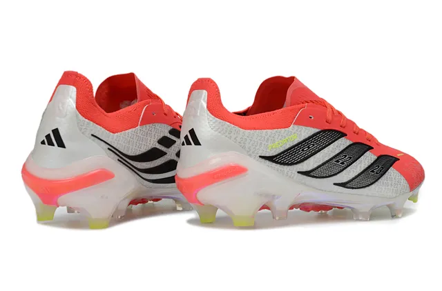 Botas de futebol Adidas Predator vermelho branco low-cut com sola holográfica iridescente para gramado firme 5
