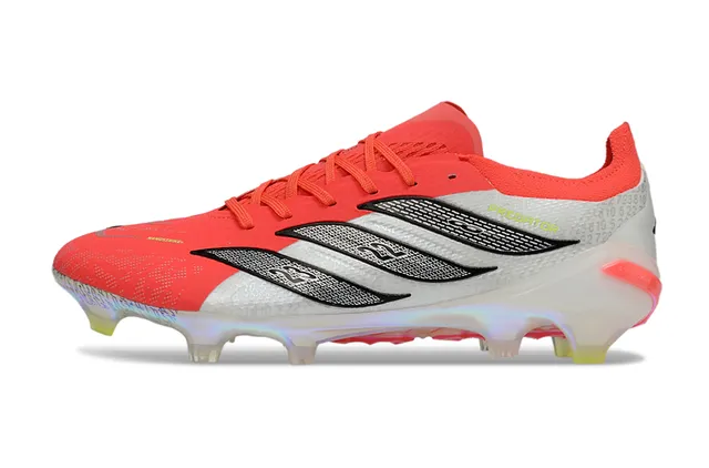 Botas de futebol Adidas Predator vermelho branco low-cut com sola holográfica iridescente para gramado firme 7