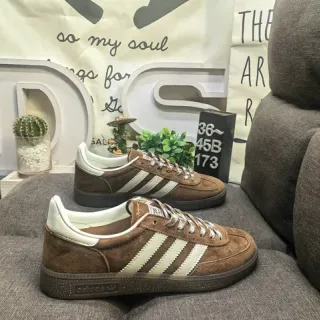 Adidas Samba OG 棕色和奶油色生活方式运动鞋
