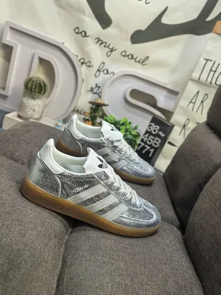 Adidas Argent Blanc Métallique Tige Cuir Accents Style de Vie Sneakers 9
