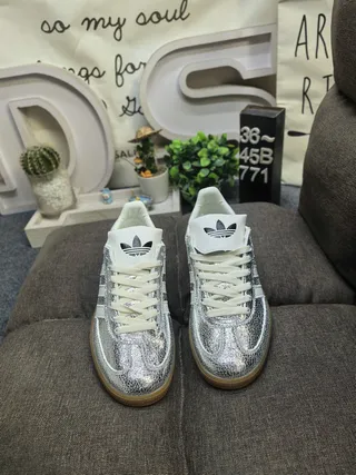 Adidas Argent Blanc Métallique Tige Cuir Accents Style de Vie Sneakers 10