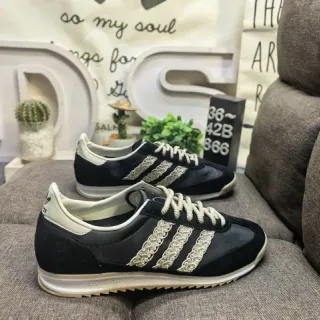 Adidas Spezial سنيكرز أسلوب حياة أسود وكريمي بخطوط منسوجة