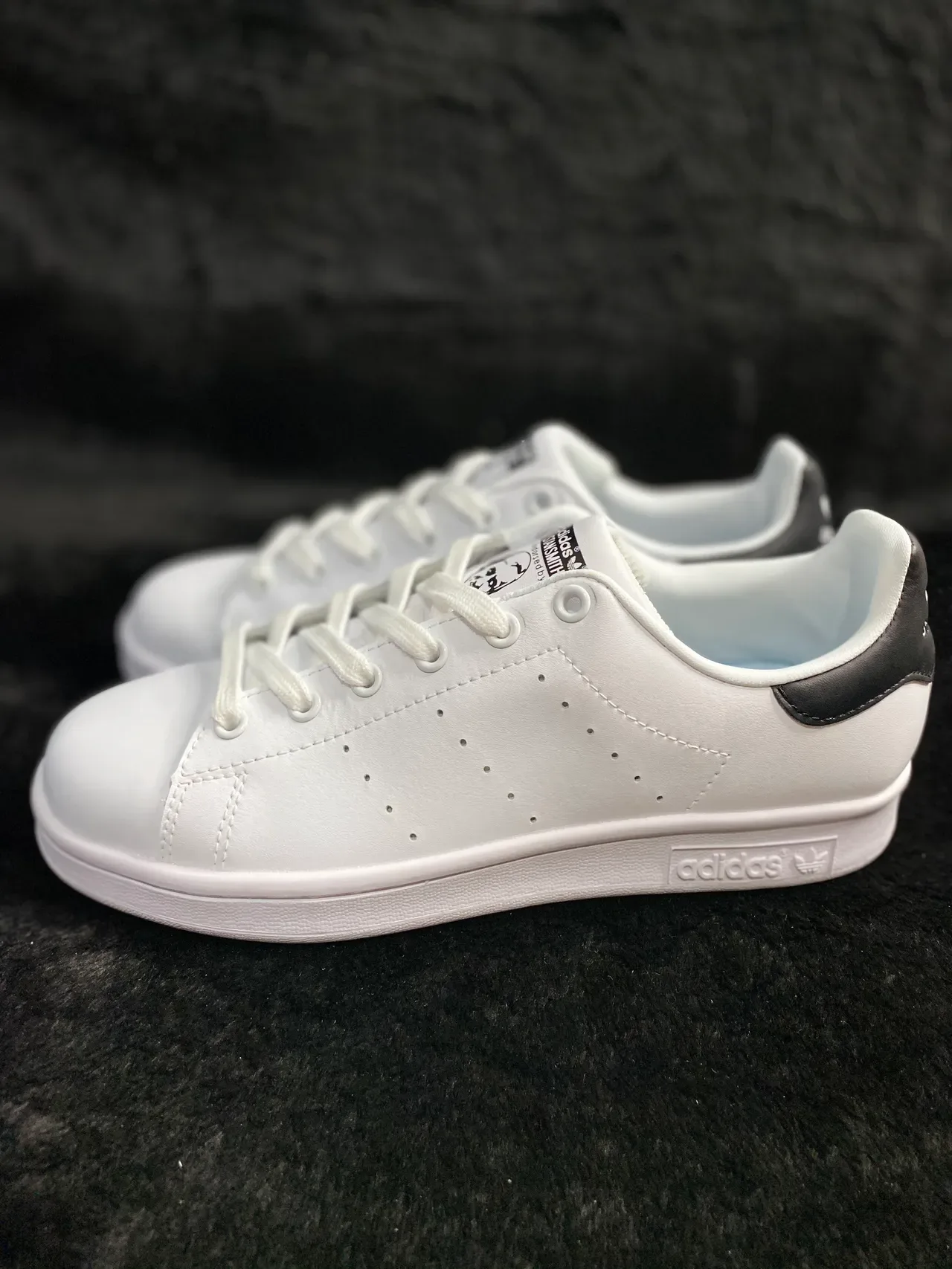 Adidas Stan Smith sneakers lifestyle branco e preto 4