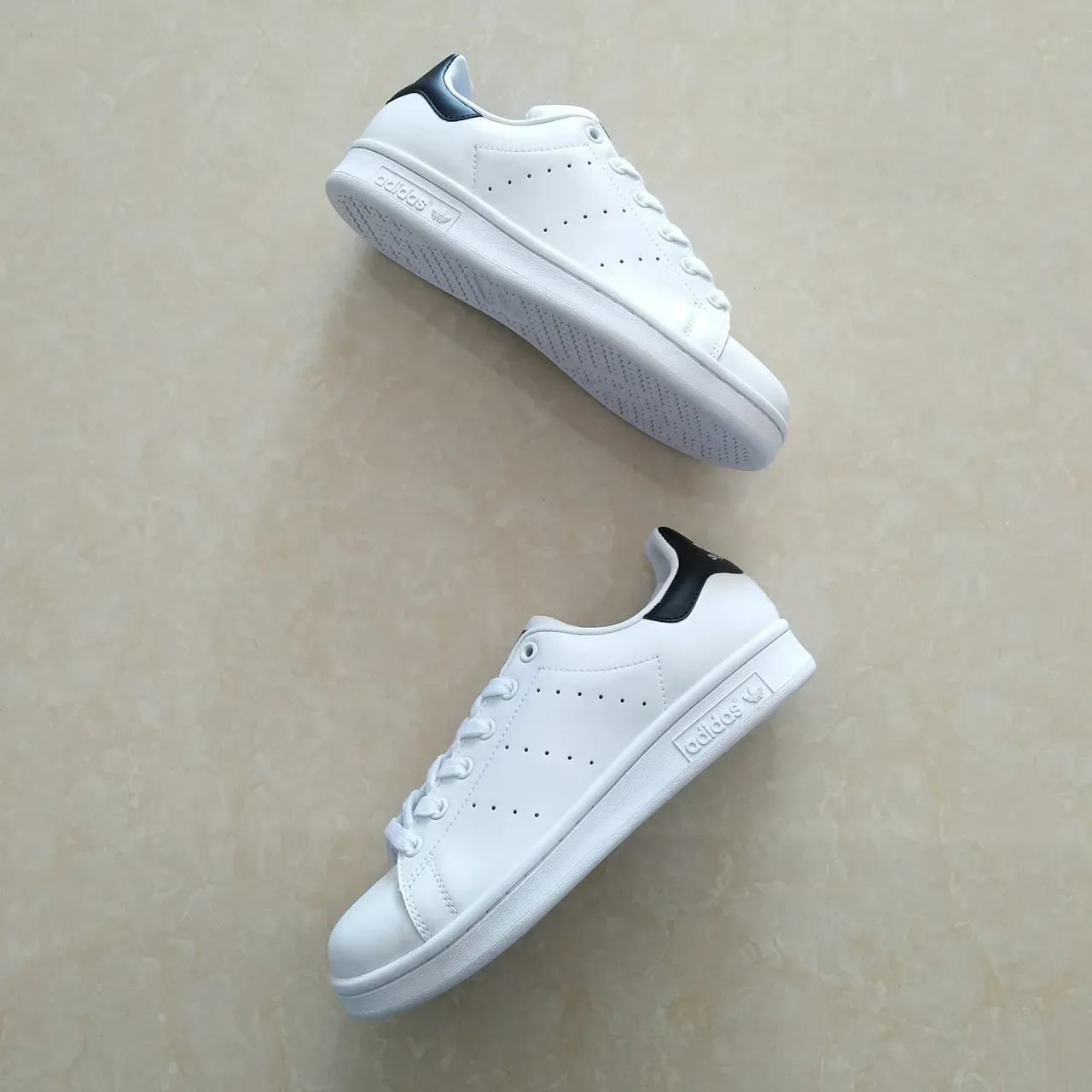 Adidas Stan Smith sneakers lifestyle branco e preto 11