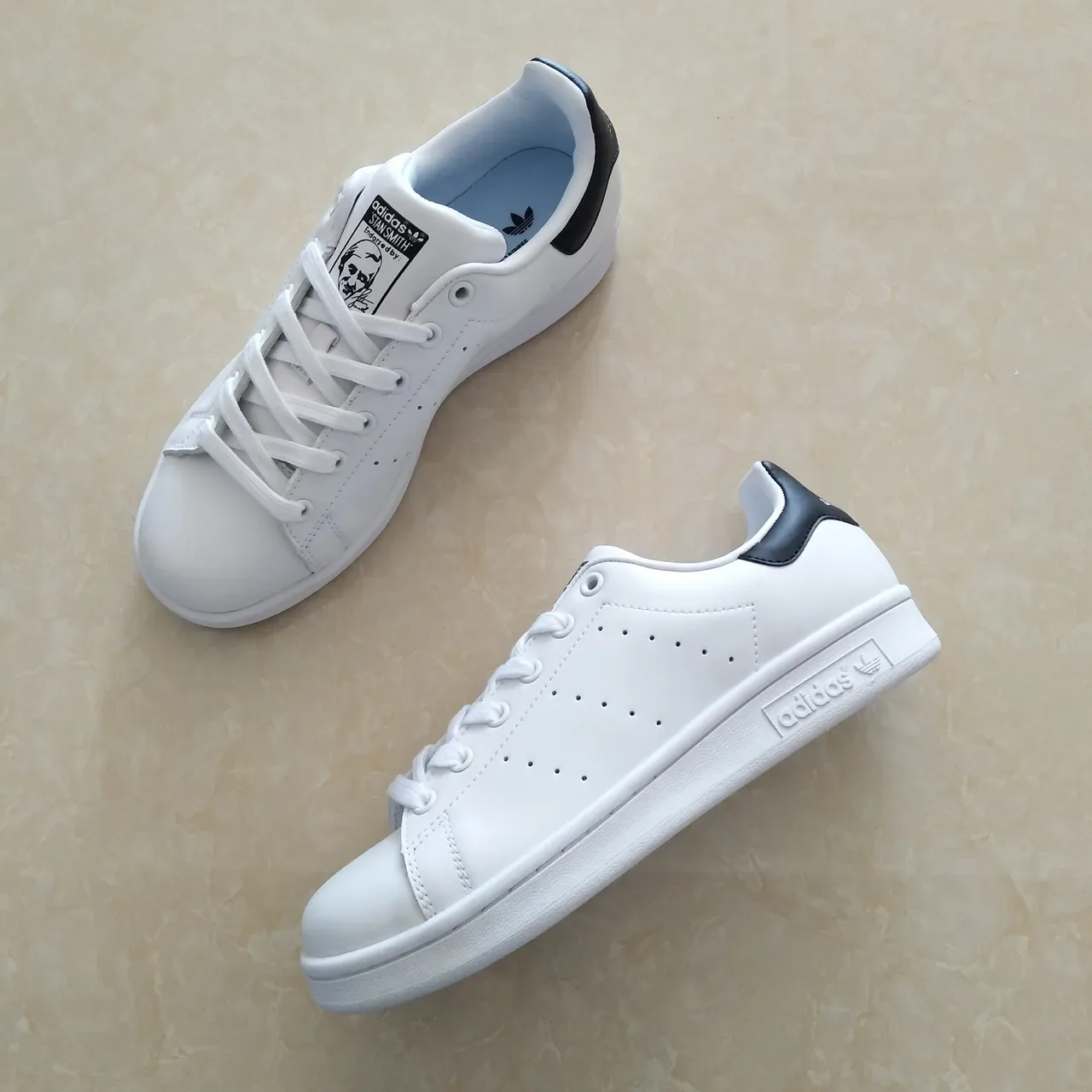 Adidas Stan Smith sneakers lifestyle branco e preto 12