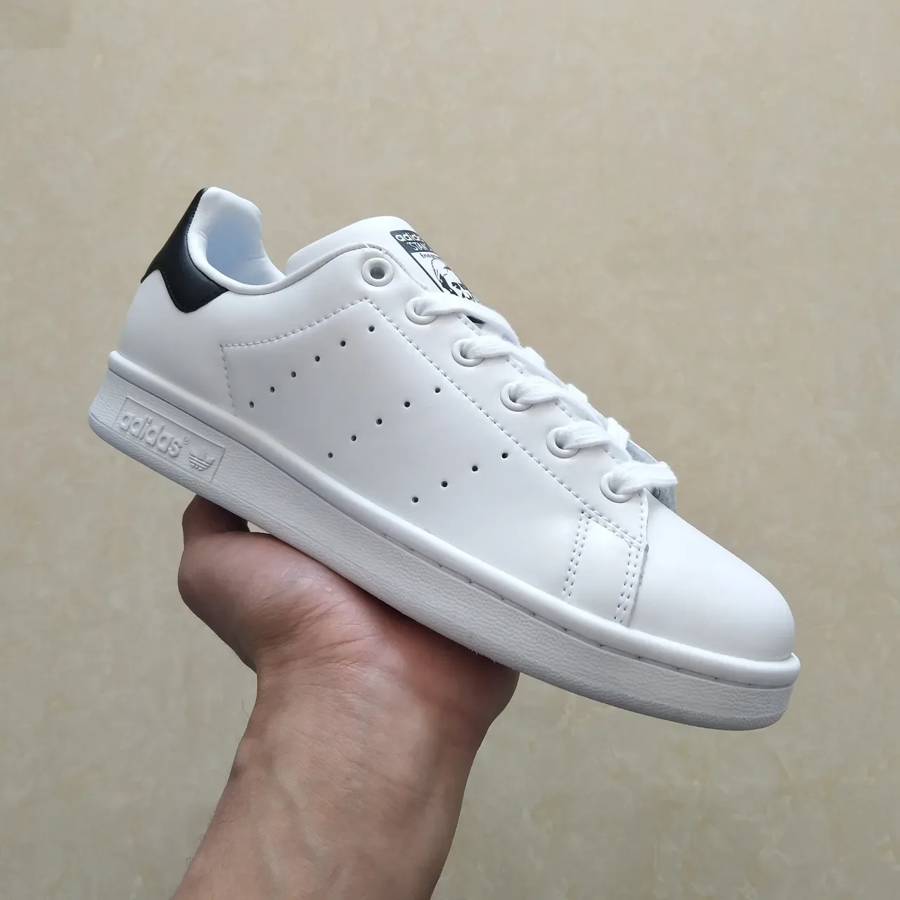 Adidas Stan Smith sneakers lifestyle branco e preto 13