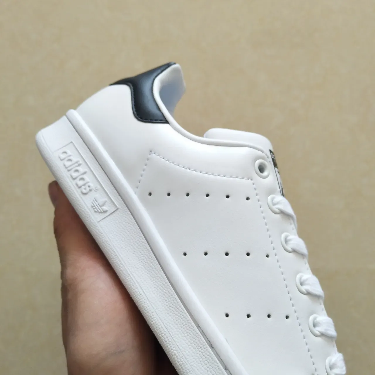 Adidas Stan Smith sneakers lifestyle branco e preto 16