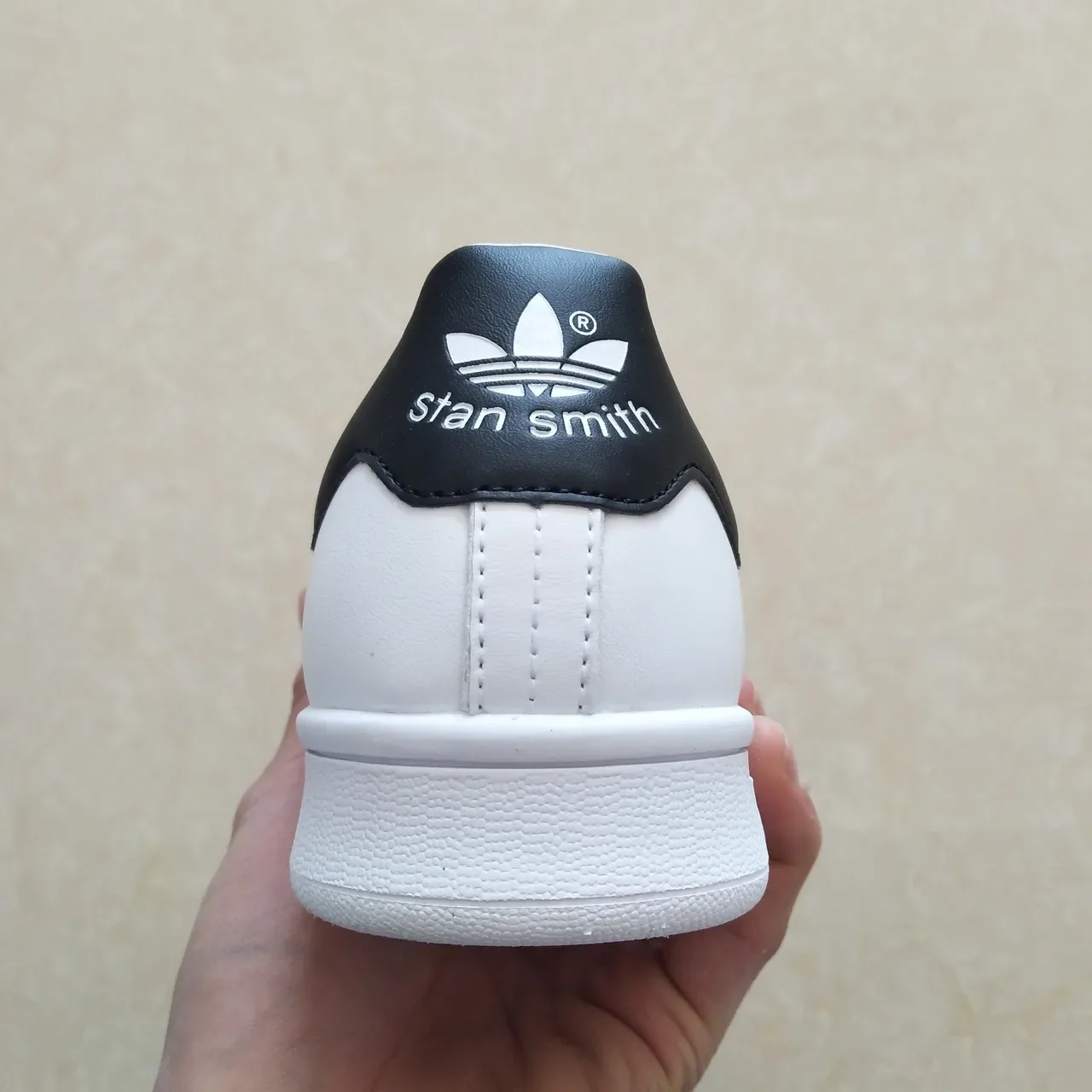Adidas Stan Smith sneakers lifestyle branco e preto 17