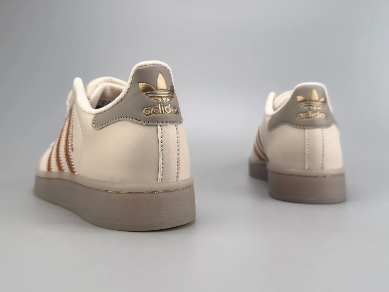 Adidas Superstar বেইজ গোল্ড শেল-টু মেটালিক তিন স্ট্রাইপ লাইফস্টাইল স্নিকার্স 4