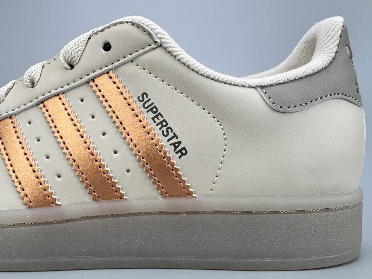 Adidas Superstar বেইজ গোল্ড শেল-টু মেটালিক তিন স্ট্রাইপ লাইফস্টাইল স্নিকার্স 5