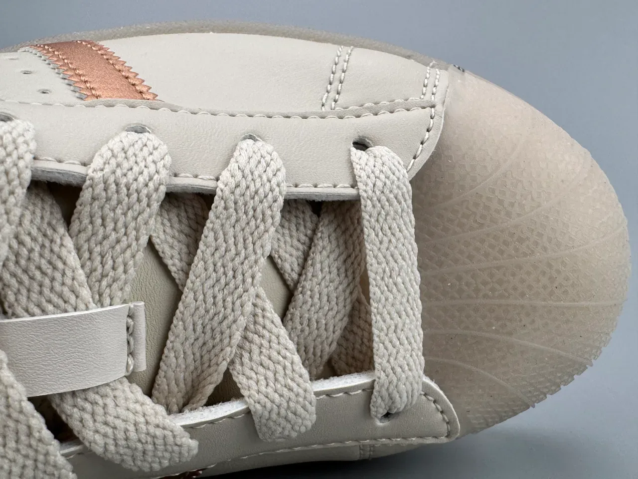 Adidas Superstar বেইজ গোল্ড শেল-টু মেটালিক তিন স্ট্রাইপ লাইফস্টাইল স্নিকার্স 6