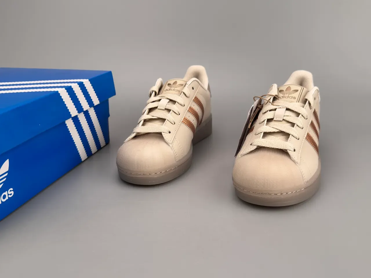 Adidas Superstar বেইজ গোল্ড শেল-টু মেটালিক তিন স্ট্রাইপ লাইফস্টাইল স্নিকার্স 7