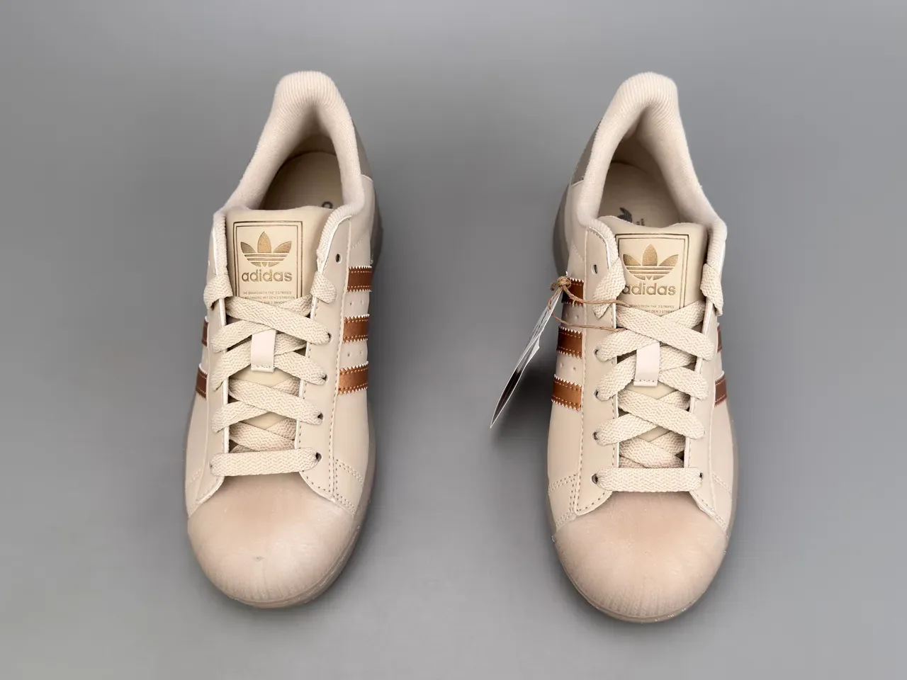 Adidas Superstar বেইজ গোল্ড শেল-টু মেটালিক তিন স্ট্রাইপ লাইফস্টাইল স্নিকার্স 9