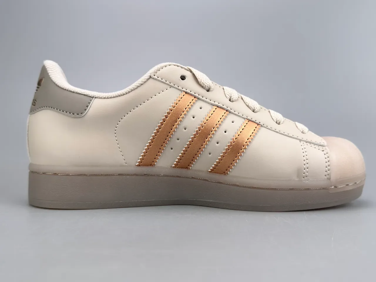 Adidas Superstar বেইজ গোল্ড শেল-টু মেটালিক তিন স্ট্রাইপ লাইফস্টাইল স্নিকার্স 10