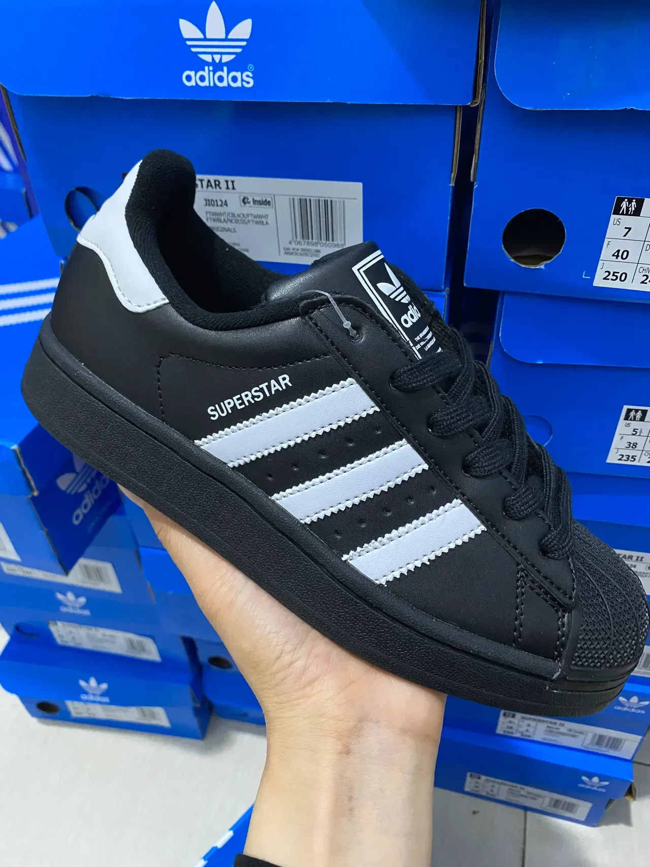 Adidas Superstar sneakers lifestyle noirs et argentés 2