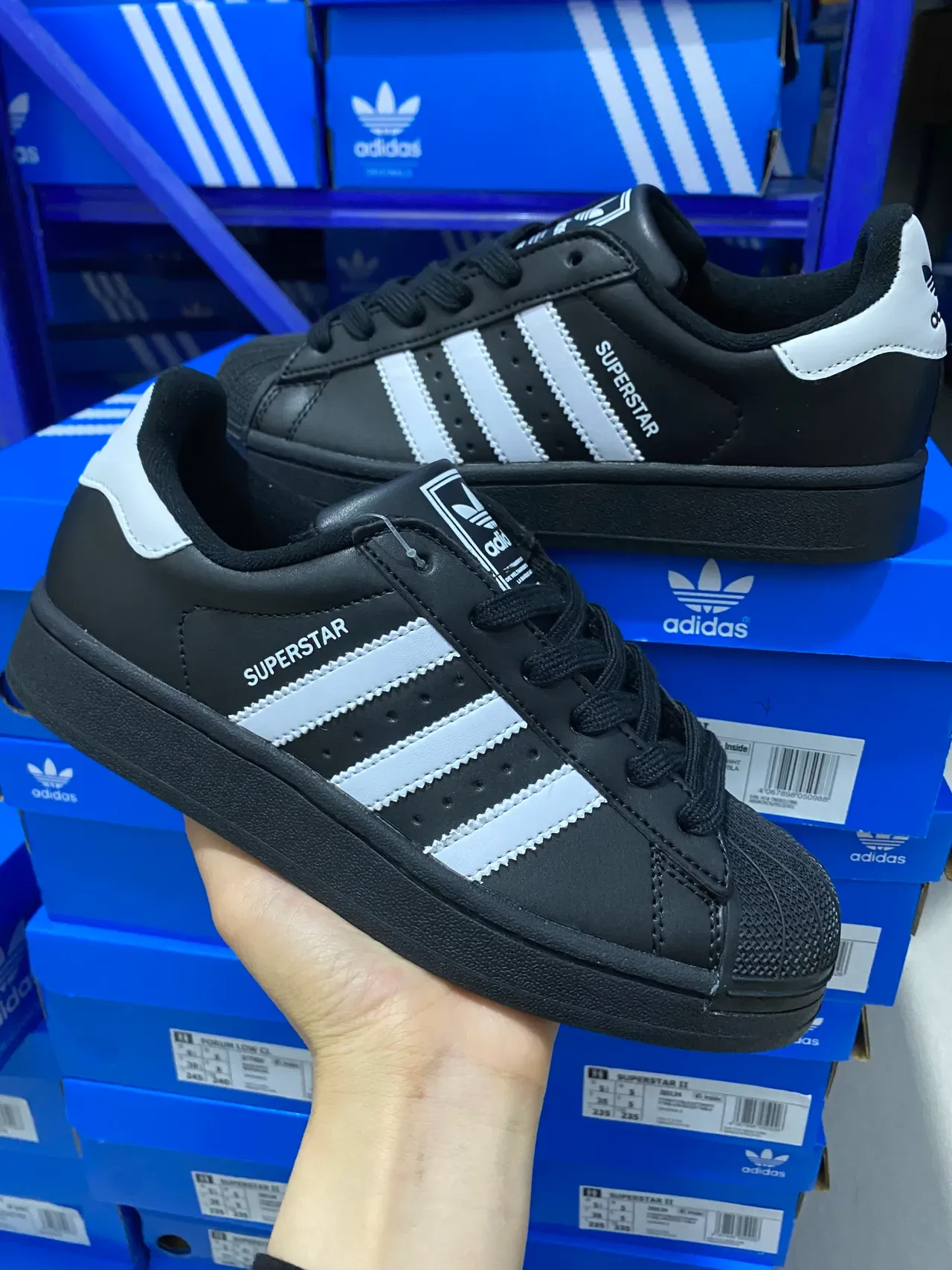 Adidas Superstar sneakers lifestyle noirs et argentés 3