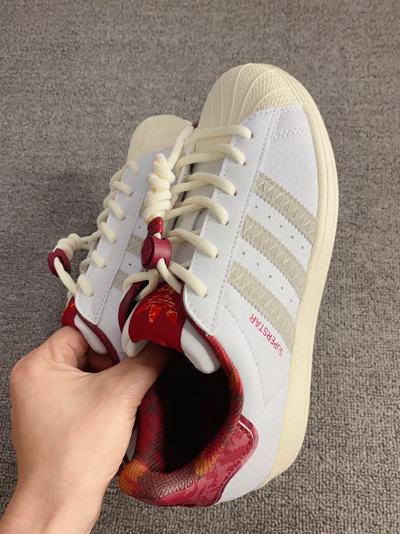Adidas Superstar সাদা এবং লাল লাইফস্টাইল স্নিকার 5