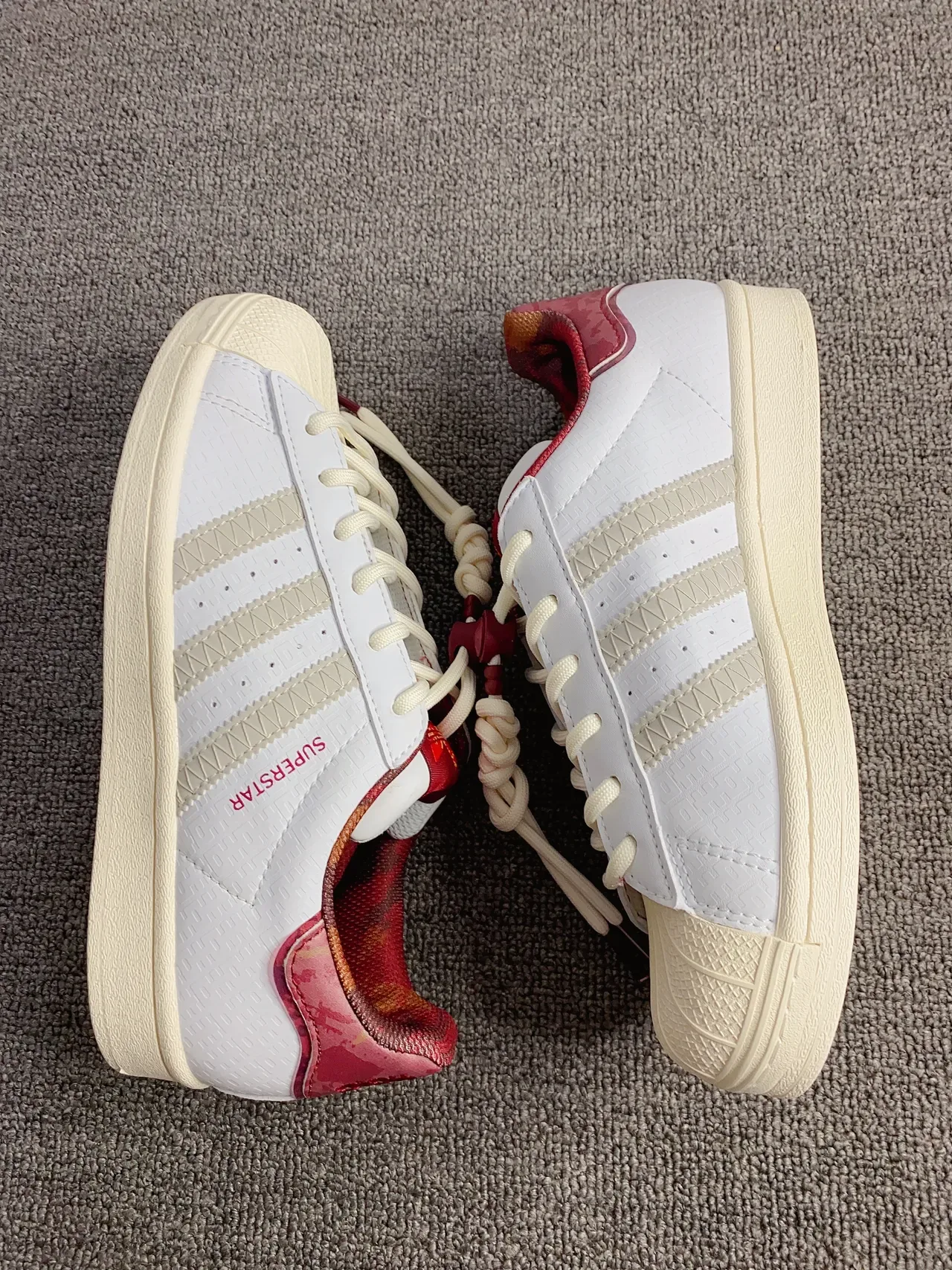 Adidas Superstar সাদা এবং লাল লাইফস্টাইল স্নিকার 6
