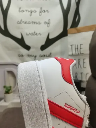Adidas Superstar सफेद और लाल लाइफस्टाइल स्नीकर 3