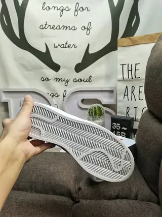 Adidas Superstar सफेद और लाल लाइफस्टाइल स्नीकर 4
