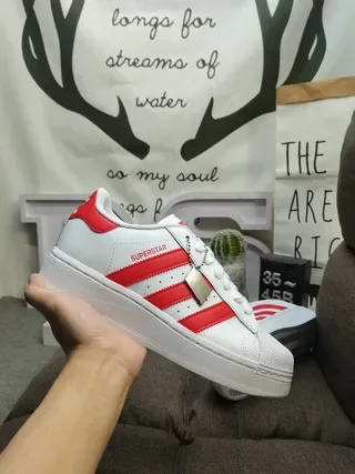 Adidas Superstar सफेद और लाल लाइफस्टाइल स्नीकर 5