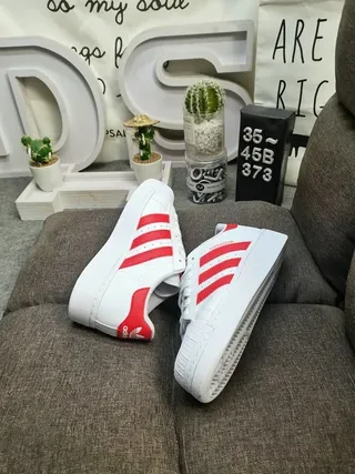 Adidas Superstar सफेद और लाल लाइफस्टाइल स्नीकर 6