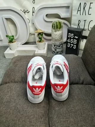 Adidas Superstar सफेद और लाल लाइफस्टाइल स्नीकर 8