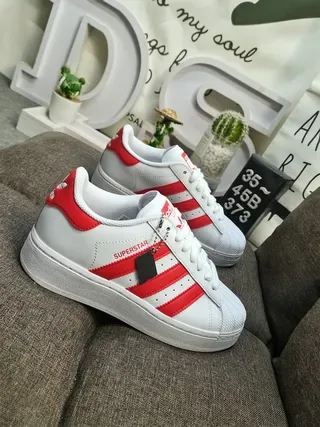 Adidas Superstar सफेद और लाल लाइफस्टाइल स्नीकर 9