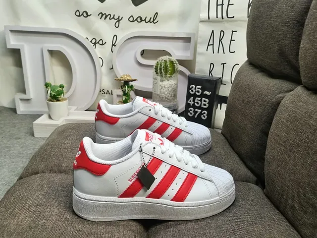 Adidas Superstar सफेद और लाल लाइफस्टाइल स्नीकर 11