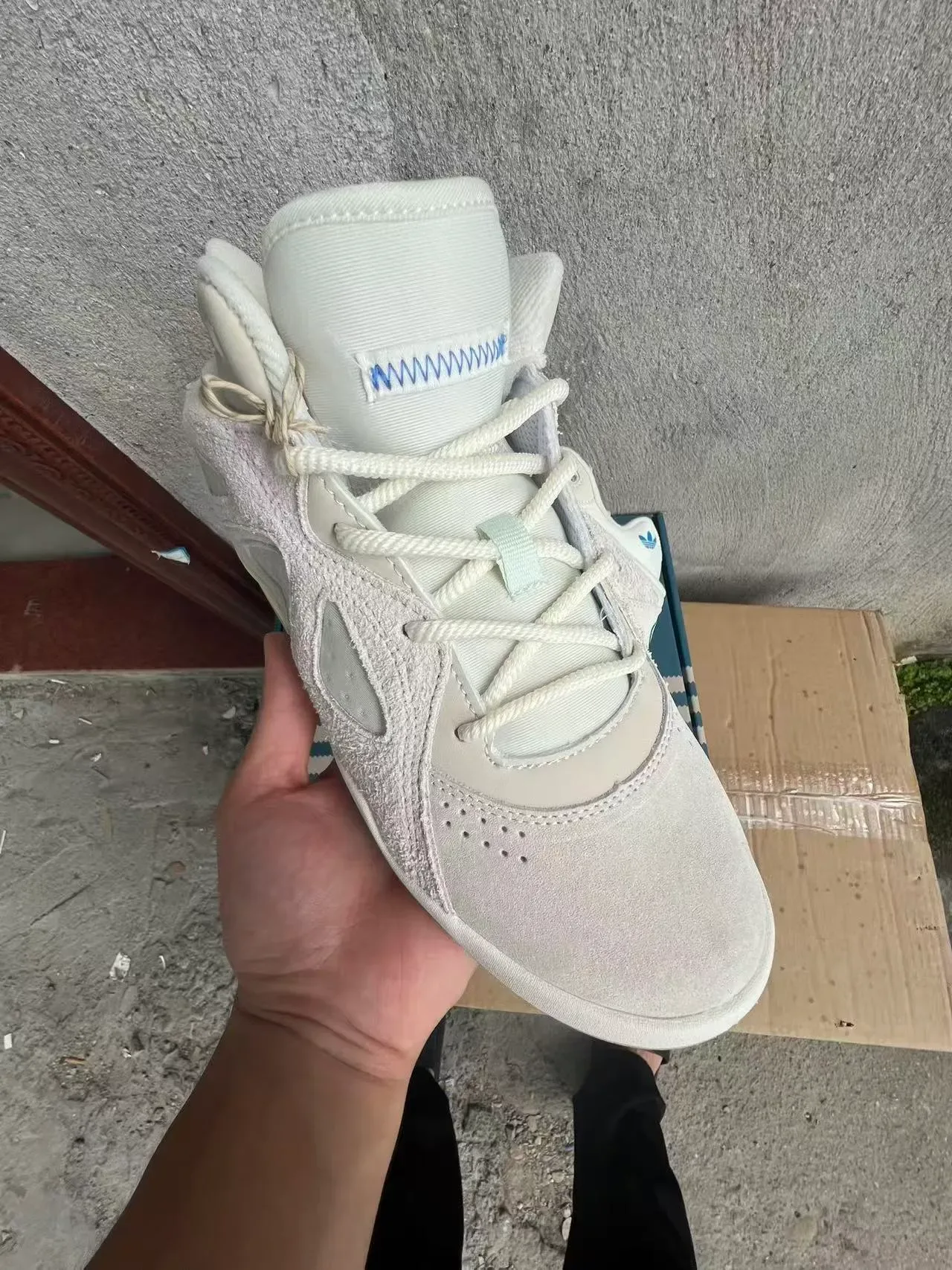 Adidas Blancs et Beige Baskets Hautes en Daim et Textil 2