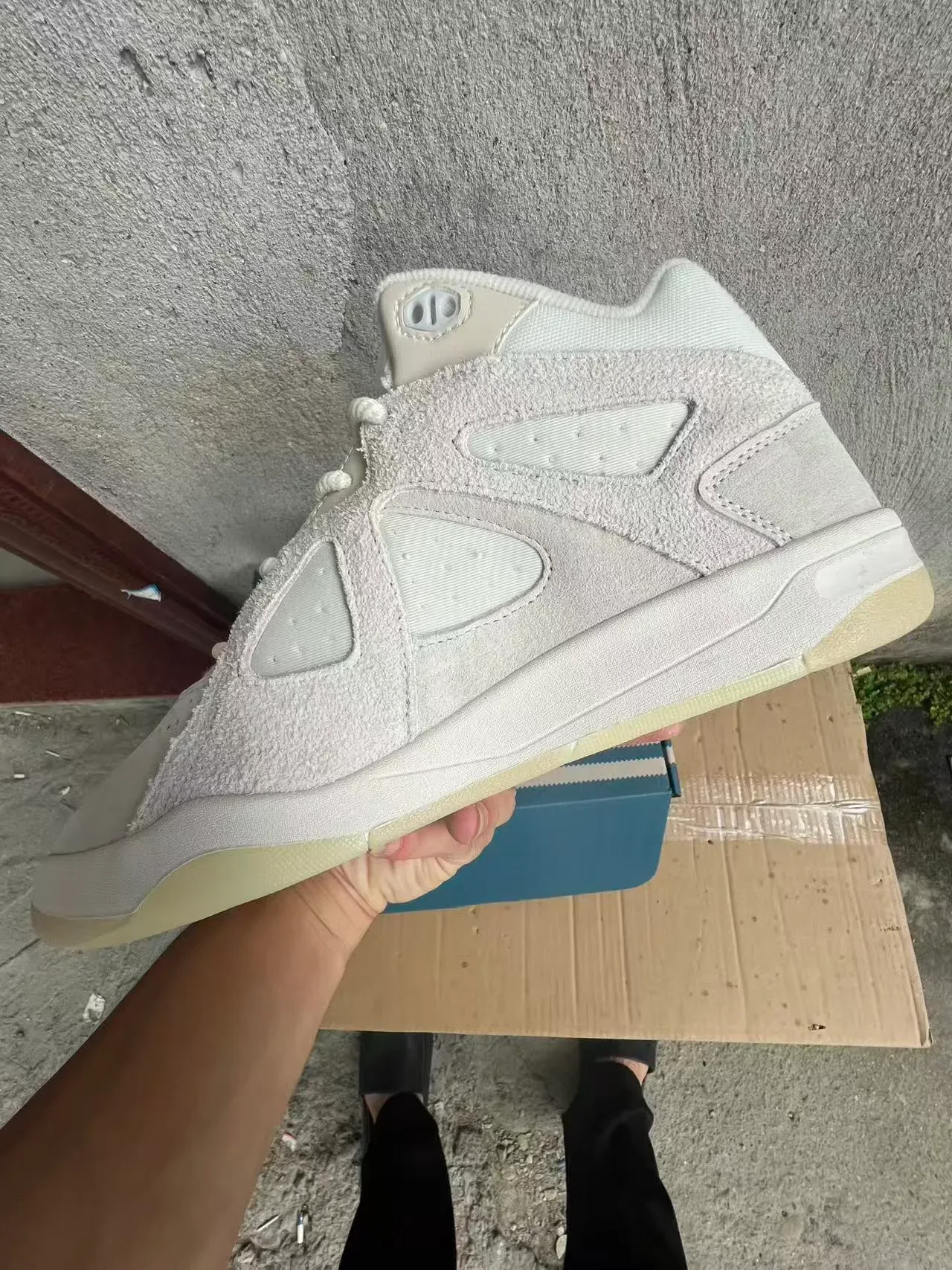 Adidas Blancs et Beige Baskets Hautes en Daim et Textil 5