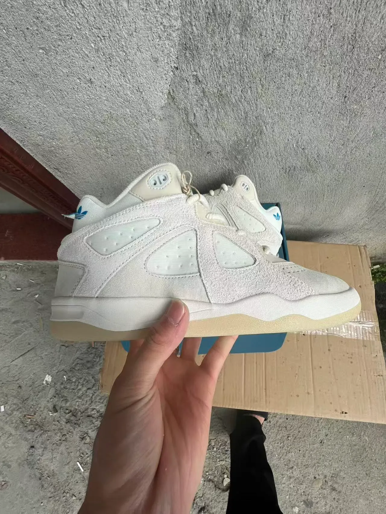 Adidas Blancs et Beige Baskets Hautes en Daim et Textil 7