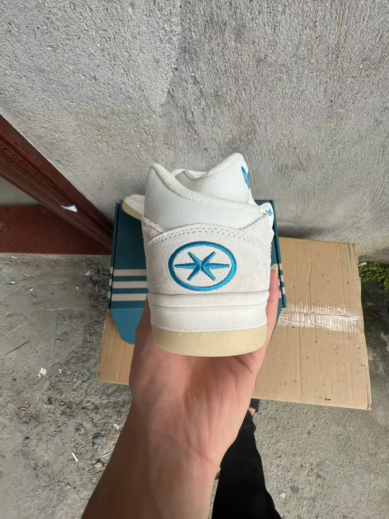 Adidas Blancs et Beige Baskets Hautes en Daim et Textil 8