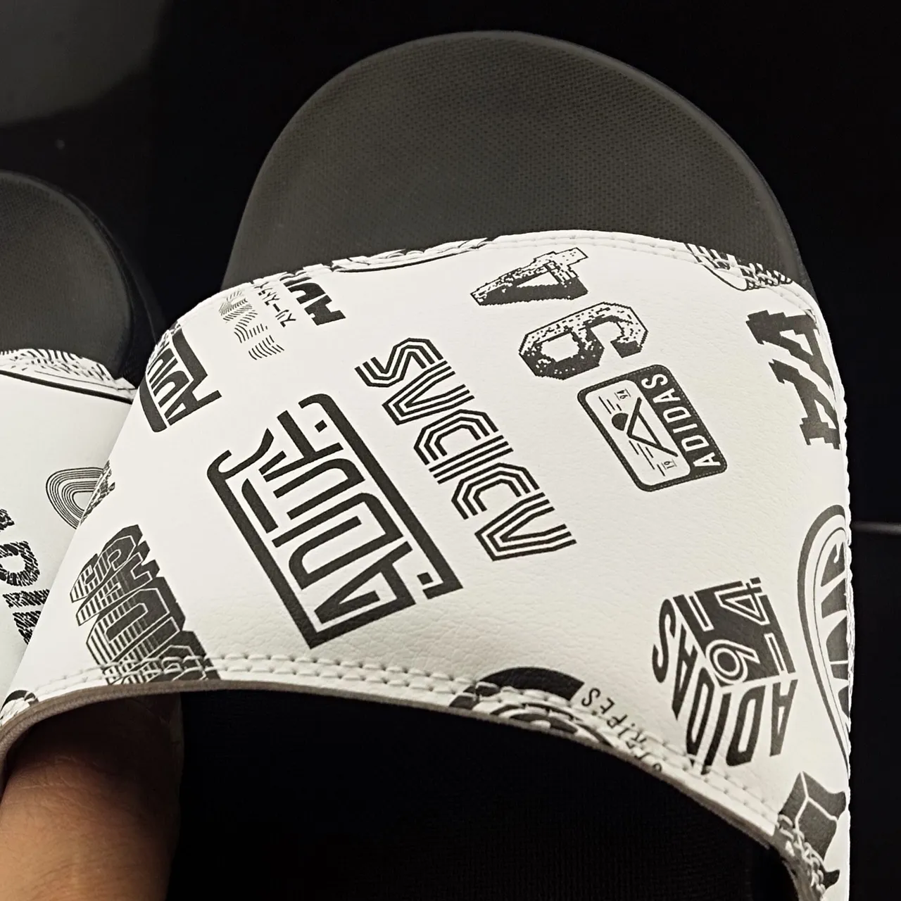 Adidas 白黑图形打印带模制足床拖鞋 6
