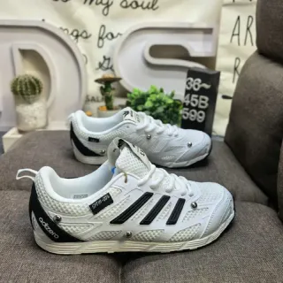 Adidas حذاء رياضي أبيض وأسود خفيف الوزن بجزء علوي من الشبكة ولوحة جانبية بثلاث شرائط للأسلوب الحياة