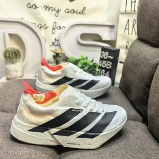 Adidas أحذية رياضية أسلوب حياة بيضاء وسوداء بوسطة منحوتة وأعلى شبكي