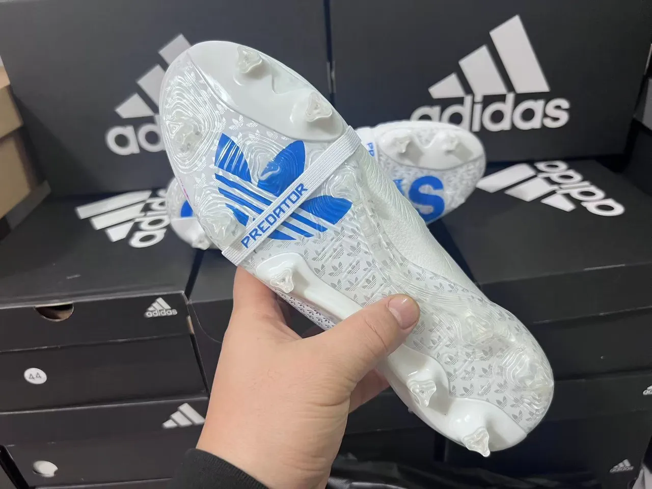 Adidas branco e azul sem cadarço fecho de alça contraforte do calcanhar translúcido terreno firme sapatos de futebol 2