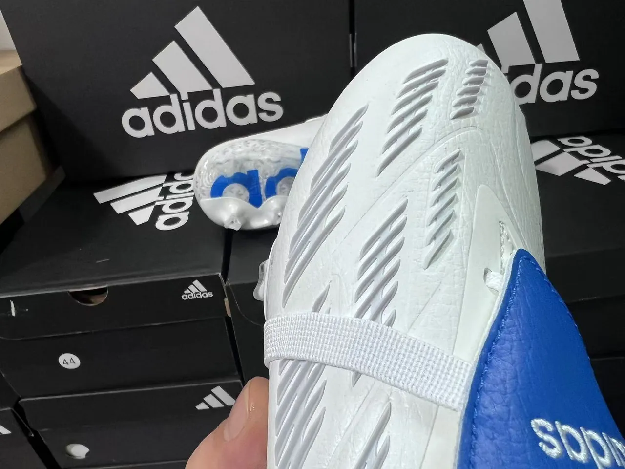 Adidas branco e azul sem cadarço fecho de alça contraforte do calcanhar translúcido terreno firme sapatos de futebol 4